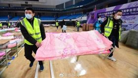 四圖曝中國方艙醫院！內部超擠床位：存活的肯定是優勢種…（圖／翻攝自人民日報臉書）
