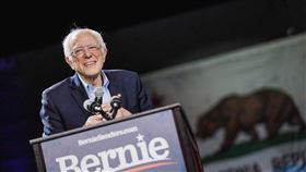 美國聯邦參議員桑德斯（圖）的競選辦公室主任透露，桑德斯正和幕僚開會，「評估」選情。（圖取自facebook.com/berniesanders）