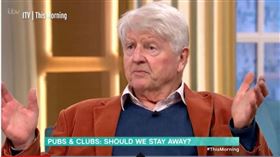 「史上最強扯後腿老爸」　英首相父驚吐：我會繼續上酒吧（圖／翻攝自mirror.uk/tv/tv-news）