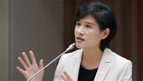 海外疫情擴散　文化部6個駐外館實施異地上班武漢肺炎疫情在歐美持續擴散，文化部長鄭麗君19日表示，文化部駐紐文、洛院、美院、馬組、英組、巴文人員已實施異地上班。中央社記者謝佳璋攝　109年3月19日