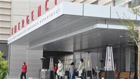 舊金山實施就地避難 史丹佛醫院急診室待命美國舊金山灣區自17日起實施「就地避難」，預防2019冠狀病毒疾病（COVID-19，武漢肺炎）疫情擴大。圖為當地時間18日史丹佛大學附設醫院急診室外的情景。中央社記者周世惠舊金山攝　109年3月19日