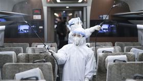 北京防疫再升級 入京人員集中醫學觀察14天北京市19日再升級防疫措施，即日起，所有境外進京人員，均轉送至集中觀察點進行14天醫學觀察，費用自理。中國在北京實施最嚴格的防疫措施，圖為消毒人員在高鐵車廂作業。（中新社提供）中央社　109年3月19日