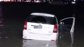新北八里汽車衝入河　車上母子獲救新北市八里區渡船頭碼頭2日晚間發生一起汽車衝入淡水河的事故，車內母子兩人獲救送醫，確切事發原因仍待釐清。（翻攝畫面）中央社記者王鴻國傳真　108年12月2日