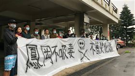 竹北市擬建焚化爐　養殖業者憂污染拉布條陳情新竹縣內沒有焚化爐，縣府預計在竹北尚義里興建，但鄰近烏魚養殖業者擔心水源遭污染，19日拉起白布條陳情抗議。（竹北市民代表蔡蕥鍹提供）中央社記者郭宣(文三)傳真 109年3月19日