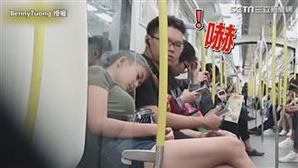 車上假睡靠肩膀　路人瞄一眼神展開