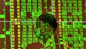 疫情衝擊　國安基金委員會將討論進場護盤武漢肺炎疫情全球蔓延，美股道瓊重挫，台股19日盤中也大跌逾500點，下午預計召開國安基金臨時委員會，若通過授權國安基金護盤，將適時進場。中央社記者王飛華攝　109年3月19日