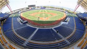 中職官辦熱身賽閉門打（1）因應武漢肺炎疫情，中華職棒從13日起加辦的官辦熱身賽不開放民眾進入，15日中信兄弟隊與味全龍隊在洲際棒球場交手，球迷座位區空蕩蕩一片。中央社記者張新偉攝　109年3月15日