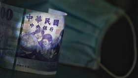 央行降息1碼利率1.125%　創歷史新低中央銀行理監事聯席會議19日決議，重貼現率、擔保放款融通利率及短期融通利率各調降1碼（0.25個百分點），分別為年息1.125%、1.5%及3.375%，20日起實施；由於疫情嚴峻，利率一舉降至1.125%，突破前央行總裁彭淮南時期、金融海嘯的最低紀錄。中央社記者徐肇昌攝　109年3月19日