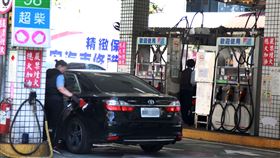 油價降價、加油站、加油、油價、台灣中油（圖／記者邱榮吉攝）