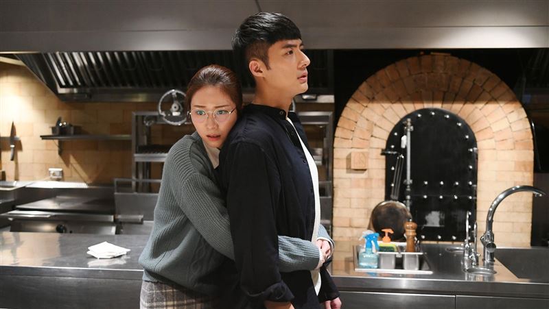 搶長官男人　張景嵐環抱他示愛獻初次