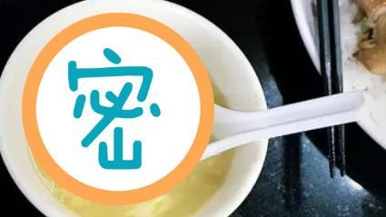 喝濃湯加胡椒　他用力撒…不用剔牙了
