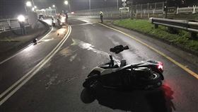 酒駕,淡水,關渡橋,機車,自摔（圖／翻攝畫面）