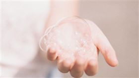 武漢肺炎全球蔓延，各國抗疫之際，聯合國專家警告指出，約30億人連最基本的肥皂和自來水都沒有。（圖取自Unsplash圖庫）