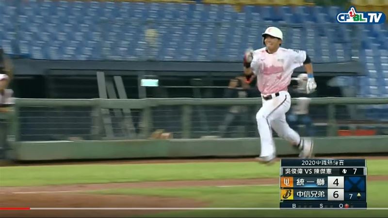 中職／外野手沒撲到　陳傑憲衝場內轟