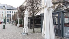 防武漢肺炎 比利時關閉餐廳咖啡館比利時為防疫，14日起關閉餐廳和咖啡館，19日歐洲議會附近餐廳原本桌椅排滿人行道，如今全部歇業。中央社記者唐佩君布魯塞爾攝  109年3月20日