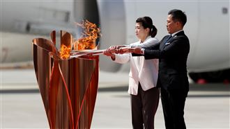 奧運／聖火抵日本　女星石原聰美迎接