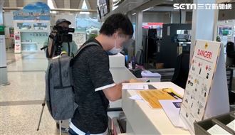 小港機場邊境離情／公費赴日母子淚別