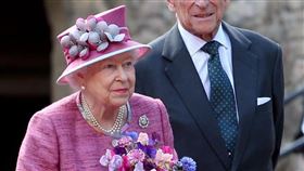 由於英國武漢肺炎疫情延燒，93歲英國女王伊麗莎白二世（左）和丈夫菲立普親王比原訂計畫提早一週前往溫莎城堡。（圖取自facebook.com/TheBritishMonarchy）