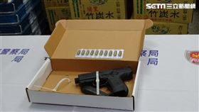 台北市北投區再傳街頭鬥毆，警方查獲土耳其制式衝鋒手槍。（圖／翻攝畫面）