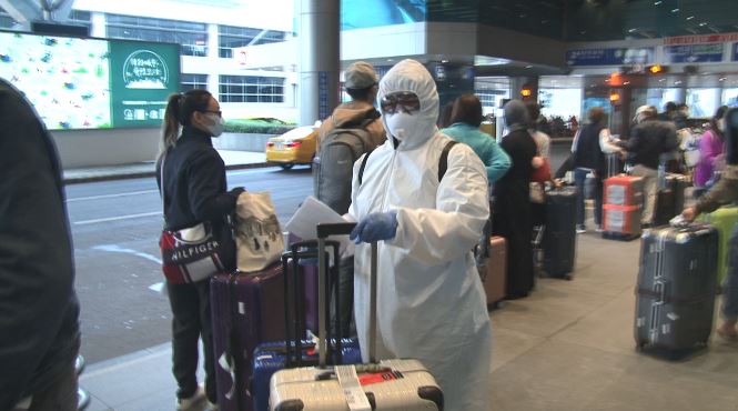 超狂留學生返台　全程22小著防護衣