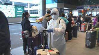 超狂留學生返台　全程22小著防護衣