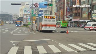 路口貪快煞不住！公車闖紅燈撞上騎士