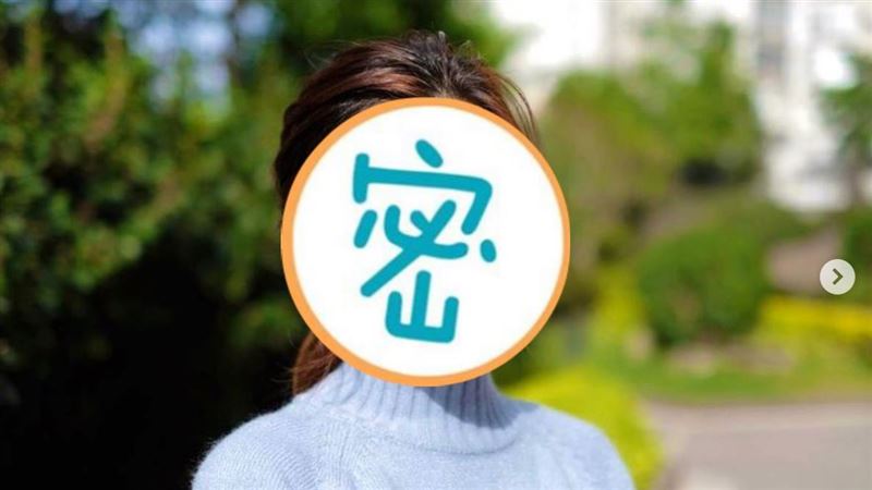 最美主播穿旗袍　下擺開叉露大腿根部