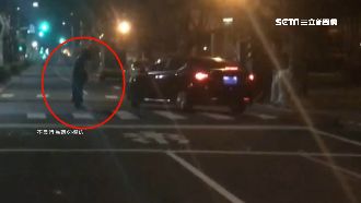 黑衣女遮臉站路中央　路過駕駛全嚇壞