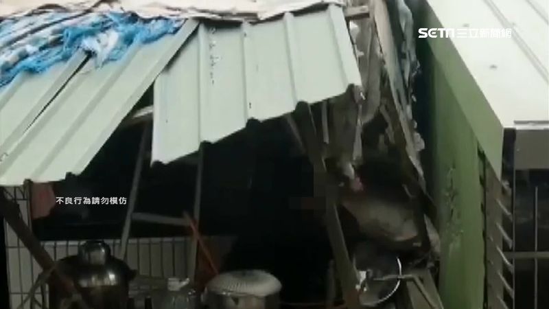 沒水電遷怒鄰居　婦持菜刀狂砍鐵皮牆