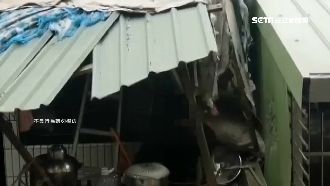 沒水電遷怒鄰居　婦持菜刀狂砍鐵皮牆