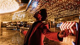 環球西洋即時新聞0320 音樂魔人威肯不畏疫情推新作 睽違三年再掀樂壇黑暗潮流
