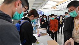 港特首考察機場防疫工作武漢肺炎疫情蔓延歐美，大批移民海外的港人及留學生返港避疫，港府強化機場防疫。圖為特首林鄭月娥（紅衣者）19日考察機場防疫。（取自政府新聞處）中央社記者張謙香港傳真　109年3月20日