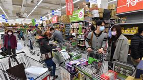 陳時中：世界貨運沒中斷　沒有必要搶買物資中央流行疫情指揮中心指揮官陳時中19日表示，世界貨運沒中斷，現在相對也沒旅遊團進台灣、人口沒大量增加，物資本來就在，沒必要過度搶購，囤積更是法律不允許。圖為新北市蘆洲區一家大賣場內滿是採購民眾。中央社記者林俊耀攝　109年3月19日