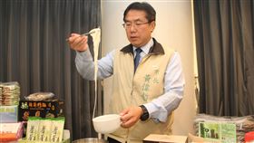 黃偉哲籲多買台南好麵台南市長黃偉哲（圖）20日在市府親自煮麵，並使用美味的芝麻醬拌麵，呼籲民眾可多買台南各式特色好麵，不用搶購泡麵。中央社記者楊思瑞攝  109年3月20日