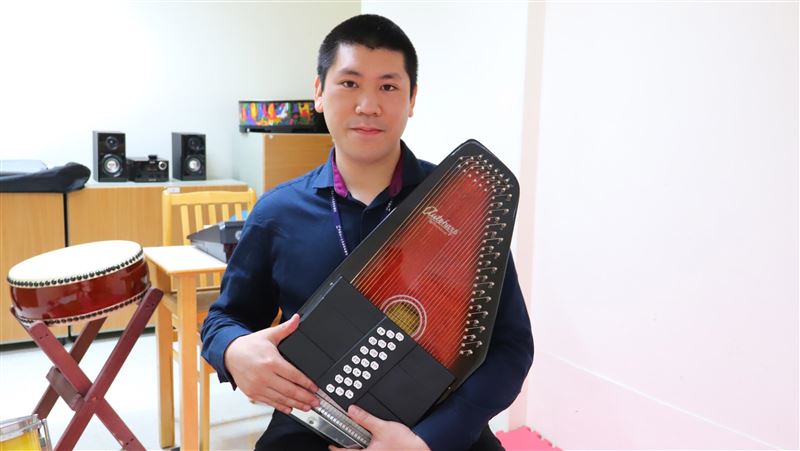 取美音樂治療師認證　賴彥伯返復健科