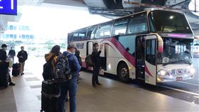 旅客等防疫車輛  桃機調派巴士因應因應武漢肺炎疫情，國境加強旅客入境檢疫流程，桃園機場20日仍出現大批旅客等待防疫專車的情形，而桃機公司也調派防疫巴士因應。中央社記者邱俊欽桃園機場攝　109年3月20日