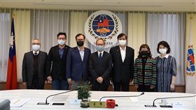 台商代表拜會吳新興　討論疫情衝擊與因應措施世界台灣商會聯合總會總會長施至隆（左3）與秘書長邱臣遠（左2）拜會僑務委員會委員長吳新興（右4），就海外台商受武漢肺炎影響的情況交換意見。（僑委會提供）中央社記者陳韻聿傳真　109年3月20日