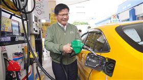 林佳龍為小黃加油武漢肺炎疫情影響運輸業，政府編列約新台幣11億元給予計程車油料補貼。交通部長林佳龍（中）20日前往中油加油站訪視「計程車油料補貼措施」，並拿起加油槍為計程車加油。中央社記者徐肇昌攝　109年3月20日