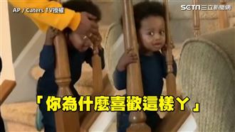 1歲弟弟超調皮　頭伸樓梯縫下秒爆哭