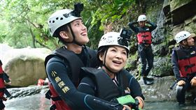 楊貴媚在實境節目《阮三个》當起民宿老闆娘，在全新第二季中，由新任小幫手范少勳舉辦「溯溪烤肉趴」。公視提供