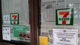 大馬尼拉封城 部分便利商店關門大馬尼拉封城後，市區景象蕭條，連便利商店也大門緊閉，門上公告寫著19日起暫停營業，請民眾到最近的分店消費。照片攝於19日。中央社記者陳妍君馬尼拉攝 109年3月20日