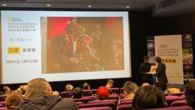 義守大學原民生奪國家地理全球攝影賽亞軍出身排灣族的義守大學原民生黃孝擎（後左）以作品「淚中之愛」參加「2019國家地理全球攝影大賽」，日前榮獲青少年組亞軍。（義守大學提供）中央社記者程啟峰高雄傳真　109年3月20日