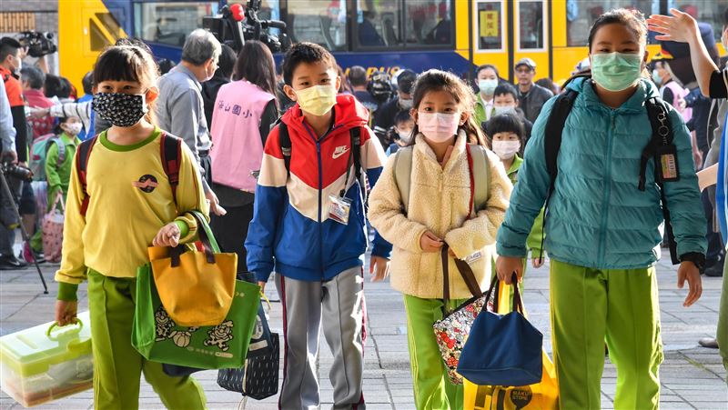 新北提升防疫　高中職以下師生戴口罩