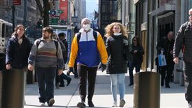 紐約疫情蔓延  街上戴口罩民眾比例提升2019年冠狀病毒疾病（COVID-19）疫情蔓延，紐約州政府要求業者讓多數員工在家工作，曼哈頓第五大道行人明顯減少，戴口罩防疫的民眾比例提升。中央社記者尹俊傑紐約攝  109年3月20日