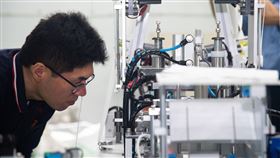 口罩機廠商員工緊盯零件細節口罩機正式點交前，各家廠商會進行測試，員工緊盯零件細節，確保交到口罩製造商手上時，機器能夠完全發揮產能。中央社記者林俊耀攝　109年3月21日