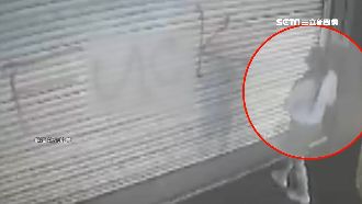 飲料店遭噴紅漆　女寫髒話搭車落跑