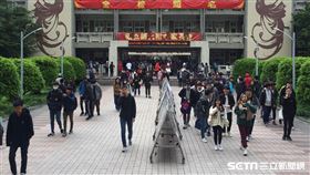 ▲109學測第二天，師大附中 （圖／簡若羽攝影）