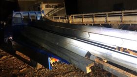 通緝犯偷車盜檜木梁柱遭逮宜蘭縣41歲通緝犯曹姓男子涉嫌鎖定高經濟價值檜木梁柱，再以偷來的小客貨車載送，羅東警分局20日逮捕曹男，詢後將他解送歸案。（翻攝照片）中央社記者王朝鈺傳真　109年3月21日