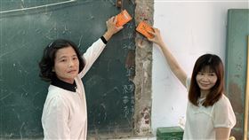 走過33年　南寧高中舊黑板終於有人擦了蔡雲萍（右）、蔡茹芬（左）民國76年就讀台南市南寧高中國中3年級時忘了擦黑板，兩人21日返校，完成當年的值日生工作。中央社記者張榮祥台南攝　109年3月21日