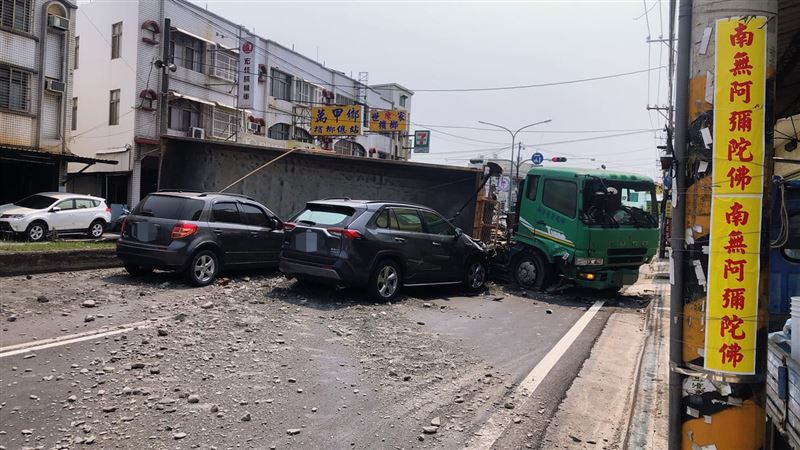 快訊／砂石車暴衝⋯對向車煞不住猛撞